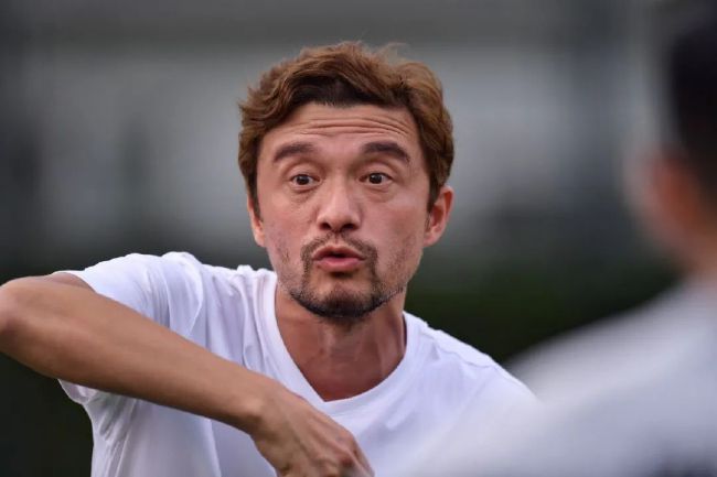 美女露出尿口让男生捅
